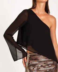 BLUSA MEET US THERE · NEGRO -[品牌] Ventas THE-ARE blusa negra asimetrico hombro descubierto gasa vuelo fiesta mujer the are eci img 4