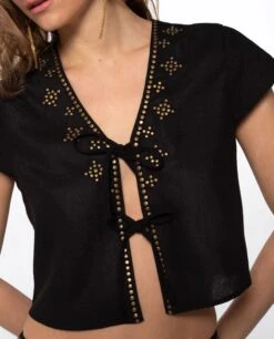 BLUSA ESSENCE · NEGRO -[品牌] Ventas THE-ARE blusa negra lino tachuelas conjunto elegante fiesta mujer the are eci img 3