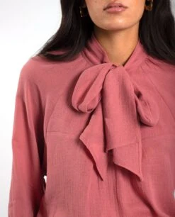 BLUSA SWEET ESCAPE · BLUSH -[品牌] Ventas THE-ARE blusa rosa romantica fluida lazada cuello manga abullonada mujer the are eci img 3 4a92f124 e357 4237 84dc c8312dc0916a