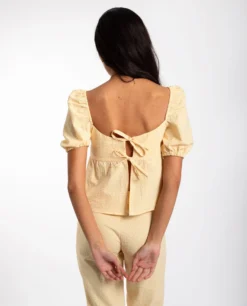 BLUSA SUNSET LOVER · AMARILLO -[品牌] Ventas THE-ARE blusas vichy amarilla manga corta lazadas espalda conjunto mujer the are eci img 2 scaled