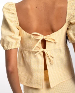 BLUSA SUNSET LOVER · AMARILLO -[品牌] Ventas THE-ARE blusas vichy amarilla manga corta lazadas espalda conjunto mujer the are eci img 3 scaled