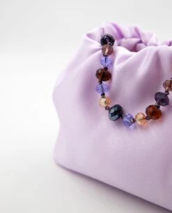 BOLSO JOY · LILA -[品牌] Ventas THE-ARE bolso lila saten fruncido asa piedras invitada the are 3