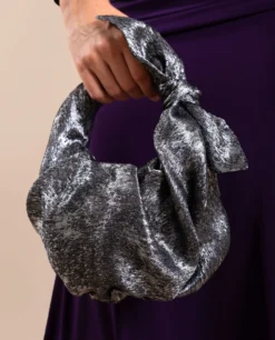 BOLSO WISH · PLATEADO -[品牌] Ventas THE-ARE bolso mano plata satinado eventos mujer the are 1 scaled