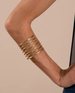 BRAZALETE ALLURE · DORADO -[品牌] Ventas THE-ARE brazalete dorado lineas textura evento elegante mujer the are