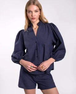 CAMISA SECRET SPOT · AZUL -[品牌] Ventas THE-ARE camisa azul algodon cuello alto manga abullonada conjunto mujer the are eci img 1