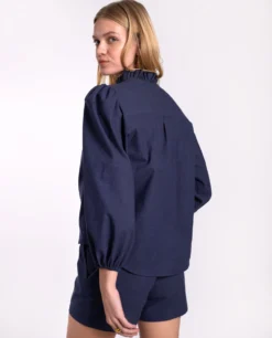 CAMISA SECRET SPOT · AZUL -[品牌] Ventas THE-ARE camisa azul algodon cuello alto manga abullonada conjunto mujer the are eci img 2 scaled