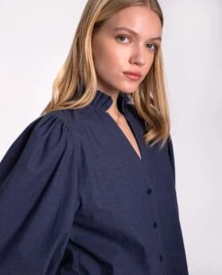 CAMISA SECRET SPOT · AZUL -[品牌] Ventas THE-ARE camisa azul algodon cuello alto manga abullonada conjunto mujer the are eci img 3