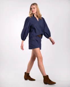 CAMISA SECRET SPOT · AZUL -[品牌] Ventas THE-ARE camisa azul algodon cuello alto manga abullonada conjunto mujer the are eci img 4 scaled