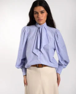 CAMISA TAKE OVER · AZUL -[品牌] Ventas THE-ARE camisa azul lazada cuello rayas diplomaticas manga abullonada mujer the are 1 311b1c1c d2fd 465b bde7 0d36b3d1d617 scaled