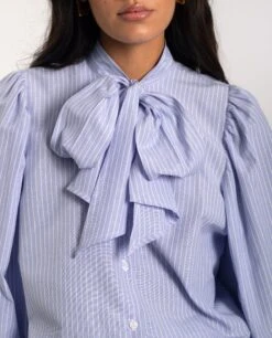 CAMISA TAKE OVER · AZUL -[品牌] Ventas THE-ARE camisa azul lazada cuello rayas diplomaticas manga abullonada mujer the are eci img 3 09bf46ad 26f8 4bf7 8c12 fd8dd4f1c2e3