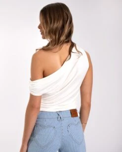 CAMISETA AMELIA · BLANCO -[品牌] Ventas THE-ARE camiseta blanca asimetrica hombro caido fruncido elastica mujer the are eci img 2