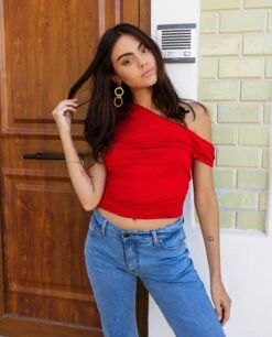 CAMISETA AMELIA · ROJO -[品牌] Ventas THE-ARE camiseta roja asimetrica hombro caido fruncido elastica mujer the are 3