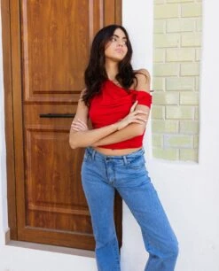 CAMISETA AMELIA · ROJO -[品牌] Ventas THE-ARE camiseta roja asimetrica hombro caido fruncido elastica mujer the are 4