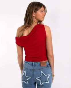 CAMISETA AMELIA · ROJO -[品牌] Ventas THE-ARE camiseta roja asimetrica hombro caido fruncido elastica mujer the are eci img 2