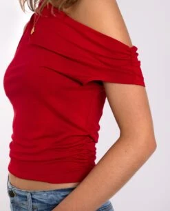CAMISETA AMELIA · ROJO -[品牌] Ventas THE-ARE camiseta roja asimetrica hombro caido fruncido elastica mujer the are eci img 3