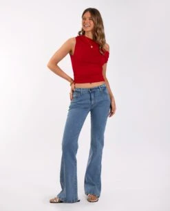 CAMISETA AMELIA · ROJO -[品牌] Ventas THE-ARE camiseta roja asimetrica hombro caido fruncido elastica mujer the are eci img 4