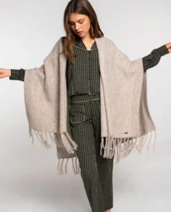 PONCHO DOWNTOWN WALK · BEIGE -[品牌] Ventas THE-ARE cardigan beige tricot flecos frente abierto mujer the are 1 scaled