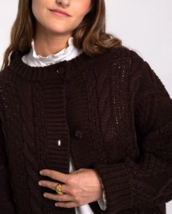 CÁRDIGAN COZY VALLEY · MARRÓN -[品牌] Ventas THE-ARE cardigan marron corto cierre botones oversize ochos mujer the are eci img 3 scaled