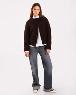 CÁRDIGAN COZY VALLEY · MARRÓN -[品牌] Ventas THE-ARE cardigan marron corto cierre botones oversize ochos mujer the are eci img 4 scaled