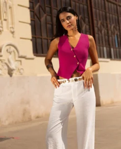 CHALECO MADE YOU LOOK · CEREZA -[品牌] Ventas THE-ARE chaleco asimetrico punto cereza botones estrella dorados mujer the are 4 scaled