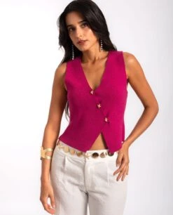 CHALECO MADE YOU LOOK · CEREZA -[品牌] Ventas THE-ARE chaleco asimetrico punto cereza botones estrella dorados mujer the are eci img 1