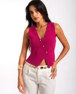 CHALECO MADE YOU LOOK · CEREZA -[品牌] Ventas THE-ARE chaleco asimetrico punto cereza botones estrella dorados mujer the are eci img 1 scaled