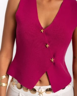 CHALECO MADE YOU LOOK · CEREZA -[品牌] Ventas THE-ARE chaleco asimetrico punto cereza botones estrella dorados mujer the are eci img 3 scaled