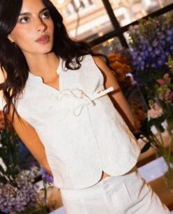 CHALECO SOFTLY YOURS · BEIGE -[品牌] Ventas THE-ARE chaleco blanco lazadas lino bordado mujer the are 1 scaled