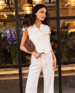 CHALECO SOFTLY YOURS · BEIGE -[品牌] Ventas THE-ARE chaleco blanco lazadas lino bordado mujer the are 2 scaled