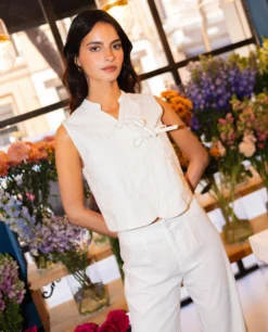 CHALECO SOFTLY YOURS · BEIGE -[品牌] Ventas THE-ARE chaleco blanco lazadas lino bordado mujer the are 5 scaled