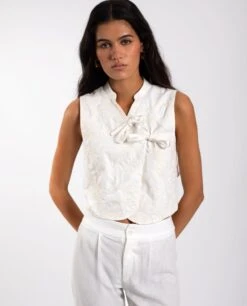 CHALECO SOFTLY YOURS · BEIGE -[品牌] Ventas THE-ARE chaleco blanco lazadas lino bordado mujer the are eci img 1