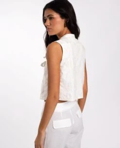 CHALECO SOFTLY YOURS · BEIGE -[品牌] Ventas THE-ARE chaleco blanco lazadas lino bordado mujer the are eci img 2