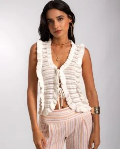 CHALECO ETERNAL WAVES · CRUDO -[品牌] Ventas THE-ARE chaleco calado blanco fruncidos mujer the are eci img 1