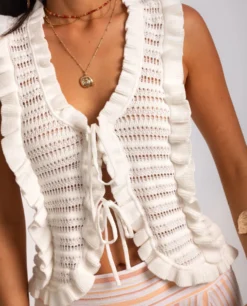 CHALECO ETERNAL WAVES · CRUDO -[品牌] Ventas THE-ARE chaleco calado blanco fruncidos mujer the are eci img 3 scaled