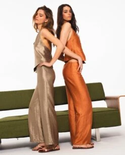 CHALECO ETHEREAL MUSE · DORADO -[品牌] Ventas THE-ARE chaleco dorado escote halter satinado conjunto elegante fiesta mujer the are 10