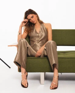 CHALECO ETHEREAL MUSE · DORADO -[品牌] Ventas THE-ARE chaleco dorado escote halter satinado conjunto elegante fiesta mujer the are 5