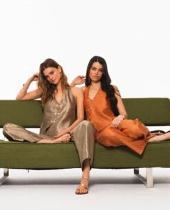 CHALECO ETHEREAL MUSE · DORADO -[品牌] Ventas THE-ARE chaleco dorado escote halter satinado conjunto elegante fiesta mujer the are 8