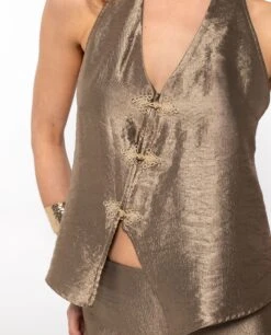 CHALECO ETHEREAL MUSE · DORADO -[品牌] Ventas THE-ARE chaleco dorado escote halter satinado conjunto elegante fiesta mujer the are eci img 3