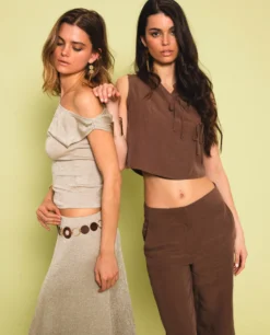 CHALECO DUNE · MARRÓN -[品牌] Ventas THE-ARE chaleco marron lino lazada lateral conjunto elegante fiesta mujer the are 3 scaled