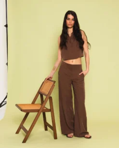 CHALECO DUNE · MARRÓN -[品牌] Ventas THE-ARE chaleco marron lino lazada lateral conjunto elegante fiesta mujer the are 4 scaled