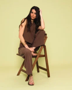 CHALECO DUNE · MARRÓN -[品牌] Ventas THE-ARE chaleco marron lino lazada lateral conjunto elegante fiesta mujer the are 5 scaled