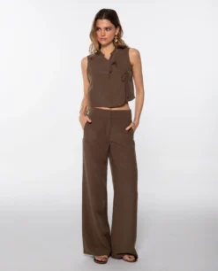 CHALECO DUNE · MARRÓN -[品牌] Ventas THE-ARE chaleco marron lino lazada lateral conjunto elegante fiesta mujer the are 6 scaled