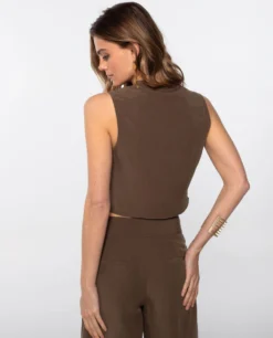 CHALECO DUNE · MARRÓN -[品牌] Ventas THE-ARE chaleco marron lino lazada lateral conjunto elegante fiesta mujer the are eci img 2 scaled
