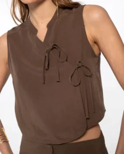 CHALECO DUNE · MARRÓN -[品牌] Ventas THE-ARE chaleco marron lino lazada lateral conjunto elegante fiesta mujer the are eci img 3 scaled
