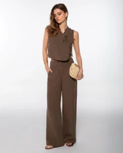 CHALECO DUNE · MARRÓN -[品牌] Ventas THE-ARE chaleco marron lino lazada lateral conjunto elegante fiesta mujer the are eci img 4 scaled