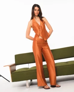 CHALECO ETHEREAL MUSE · NARANJA -[品牌] Ventas THE-ARE chaleco naranja escote halter satinado conjunto elegante fiesta mujer the are 4 scaled