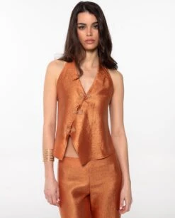 CHALECO ETHEREAL MUSE · NARANJA -[品牌] Ventas THE-ARE chaleco naranja escote halter satinado conjunto elegante fiesta mujer the are eci img 1