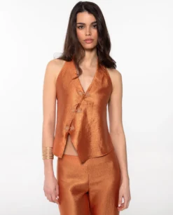 CHALECO ETHEREAL MUSE · NARANJA -[品牌] Ventas THE-ARE chaleco naranja escote halter satinado conjunto elegante fiesta mujer the are eci img 1 scaled