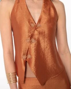 CHALECO ETHEREAL MUSE · NARANJA -[品牌] Ventas THE-ARE chaleco naranja escote halter satinado conjunto elegante fiesta mujer the are eci img 3