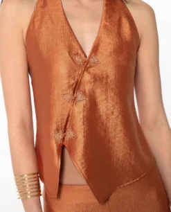 CHALECO ETHEREAL MUSE · NARANJA -[品牌] Ventas THE-ARE chaleco naranja escote halter satinado conjunto elegante fiesta mujer the are eci img 3 scaled